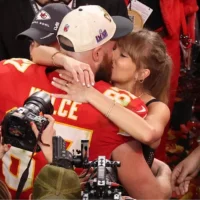 Süper Bowl'da Romantik Anlar: Taylor Swift, Şampiyonluk Kutlamasında Sevgilisini Öpücüklere Boğdu